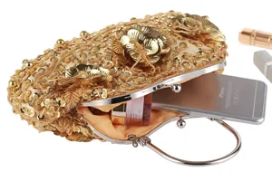Goldene Pailletten Abendtasche Detailansicht zeigt Innenraum, Perlen Blumenmuster und Metallgriff.