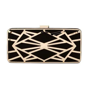 Detailansicht der Damen Abendtasche mit schwarzem und goldfarbenem geometrischem Metallrahmen.