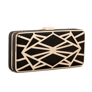Detaillierte Nahaufnahme der edlen schwarz-goldenen geometrisch ausgehöhlten Abendtasche.