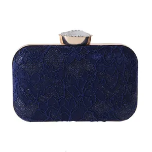Elegante bolso de mano de encaje azul oscuro para noche con cierre de cristal y marco dorado.
