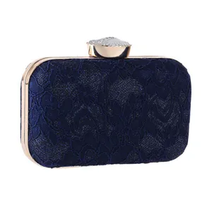 Bolso de mano de encaje azul oscuro para fiesta con marco de metal dorado y cierre de cristal brillante.