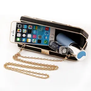 Detailaufnahme einer eleganten schwarzen Abendtasche mit goldenem Kette und grossem Stauraum.