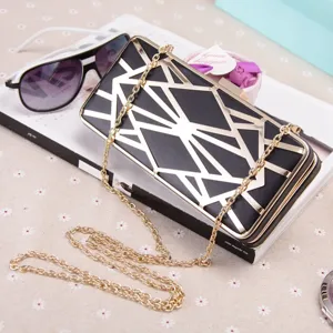 Schicke Damen Abendtasche mit geometrischem Design und goldener Kette für Partys.