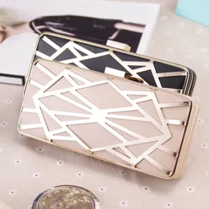 Nahaufnahme der geometrisch ausgehöhlten Abendtasche mit Metallrahmen für elegante Anlässe.