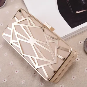 Schicke beige und goldene geometrische hohle Clutch Tasche Detail, elegantes Abendparty Accessoire.