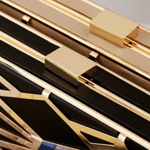 Nahaufnahme Detail der Damen Abendtasche Clutch mit geometrischem Hohlmetallrahmen und Schloss.