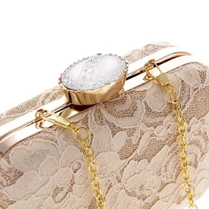 Bolso de noche de encaje beige con marco metálico dorado, cierre de estrás y cadena.