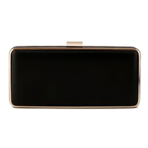 Elegante schwarze Abendtasche mit goldenem Metallrahmen, ideal für Partys und Events.