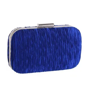 Detail blauwe geplooide avondtas, harde clutch tas met zilveren metalen frame sluiting.