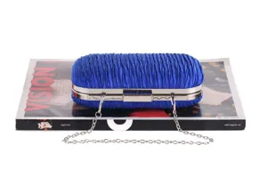 Gedetailleerd overzicht van de elegante blauwe geplooide avondtas met ketting.