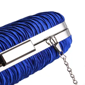 Detail van de koningsblauwe geplooide avondtas met elegant metalen montuur en ketting.