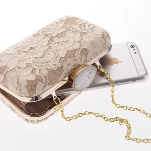 Vista detallada de elegante bolso de mano de encaje beige con cadena dorada de fiesta