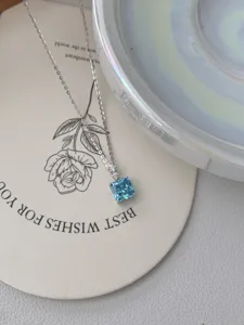 Vue détaillée du pendentif collier zircon bleu carré en argent S925 sur accessoire.