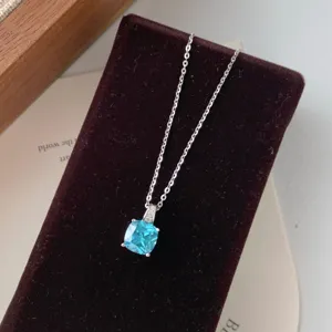 Collier pendentif en argent sterling S925 avec zircon bleu carré, chaîne élégante et minimaliste.