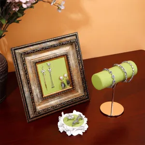 Set espositore per gioielli con cornice vintage in velluto verde per anelli e bracciali.