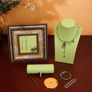 Set espositore per gioielli con porta orecchini a cornice, busto per collane e vassoio.