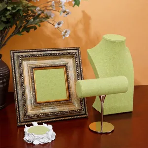 Set esposizione gioielli in lino verde, busto collana, supporto bracciale e cornice vintage.