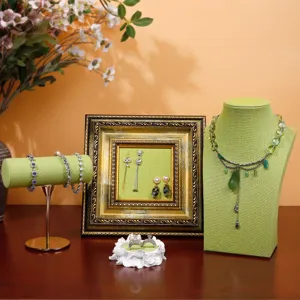 Set di espositori per gioielli con cornice portaorecchini e manichino per collane da negozio