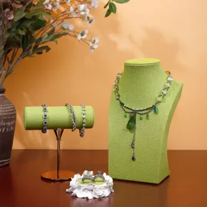 Set espositore per gioielli in lino verde con busto per collana, bracciale e anello.