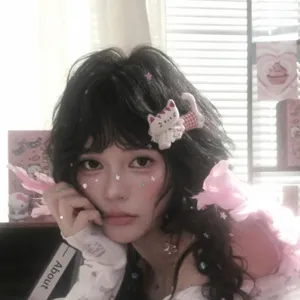 Jolie pince à cheveux chat style japonais pour femme, accessoire peluche mignon et design.