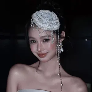 Accessoire de cheveux de mariée perlé fait à la main exquis avec de longs glands pour mariage.