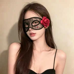 Primo piano dettagliato della maschera in pizzo nero con rosa rossa per feste a tema.