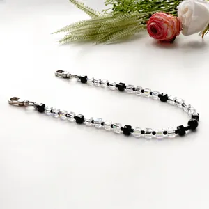 Vue détaillée de la chaîne de téléphone en perles de cristal noir et blanc avec fermoirs.