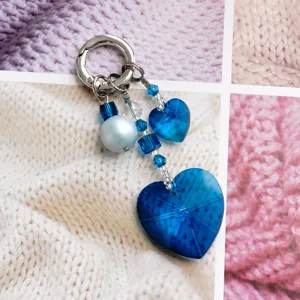 Pendentif porte-clés sac perle cœur cristal bleu vue détail accessoire mignon.