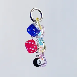 Bunte Acryl-Würfel und schwarze 8er-Ball Schlüsselanhänger Detailansicht, klare Kette.