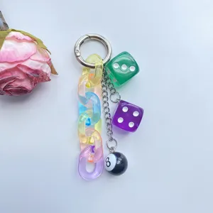 Bunte transparente Acryl Kette mit Würfel und 8er Ball Schlüsselanhänger Dekoration.