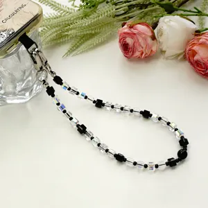Chaîne de téléphone et pendentif de sac en perles de cube en cristal noir et blanc.