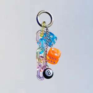 Transparenter Acryl bunter Würfel und 8-Ball Schlüsselanhänger Detail, modisches Accessoire.
