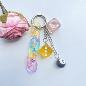 Nahaufnahme des bunten transparenten Acrylketten und Wuerfel Schluesselanhaengers.