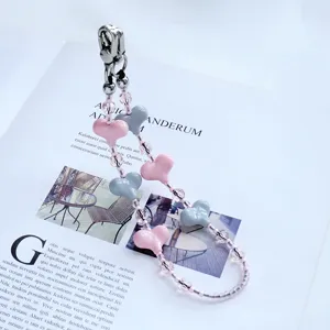 Lindo colgante de bolso de teléfono con cuentas de cristal de corazón de color