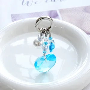 Charmant détail de pendentif cœur en cristal bleu et perle, porte-clés tendance pour femmes.