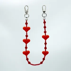 Rote Herz Kristall Perlen Handyketten Detailansicht, niedliches minimalistisches Accessoire.