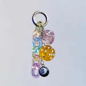 Detailaufnahme eines bunten transparenten Acrylketten-Schlüsselanhängers mit Würfeln.