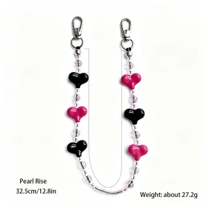 Detalle de cadena de teléfono de cristal de corazón lindo con cierres dobles elegantes.