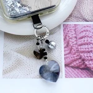 Vue détaillée pendentif téléphone perle cœur, pendentif en cristal clair et porte-clés sac.