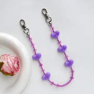 Violette Kristall Herz Handykette Anhänger Detailansicht mit niedlichem Perlen Design Metall.