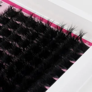Nahaufnahme von gebuendelten DIY Wimpernverlaengerungen mit dichten und geschwungenen Fasern.