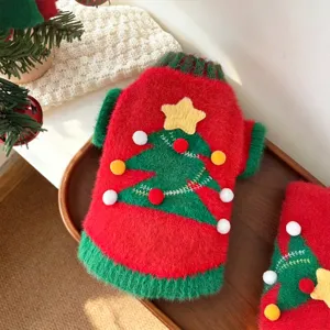 Detalle de jersey navideño para gato, ropa de invierno acogedora para mascota con árbol festivo.