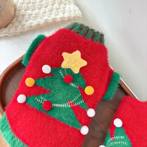 Detalle en primer plano del jersey navideño para mascotas, tejido rojo y esponjoso.