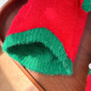Detalle de suéter esponjoso para mascotas rojo y verde, ropa de invierno cálida para gatos.