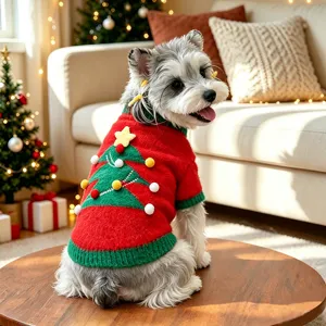 Vista detallada del suéter de Navidad festivo rojo y verde para mascotas con árbol.