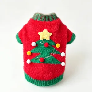 Detalle de primer plano del lindo jersey de Navidad rojo y verde, textura suave y esponjosa.