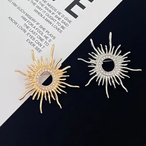 Vintage Baroque Sunburst Brooch For Women Zinc Alloy Rhinestone Sun Pin Elegant Coat Apparel Jewelry Decoration Accessory