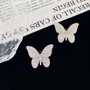 Prachtige strass vlinder broche detail opname, sprankelende kristallen inleg, elegant accessoire.