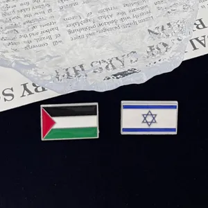 Gedetailleerd overzicht van metalen geemailleerde speldjes met Israël en Palestina vlag ontwerpen.
