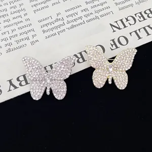 Detailopname van de prachtige strass vlinderbroche, sprankelende kristalversiering.